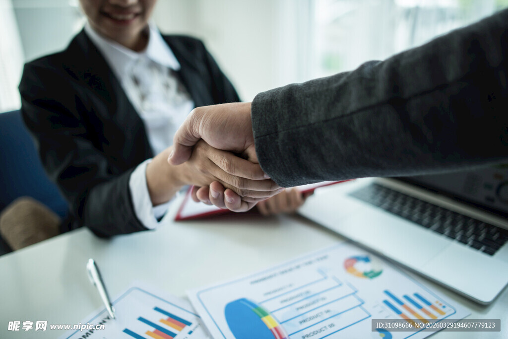 商务人士握手洽谈合作