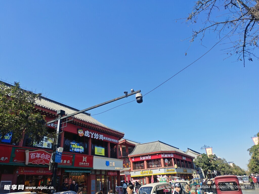 小镇街边商铺景象