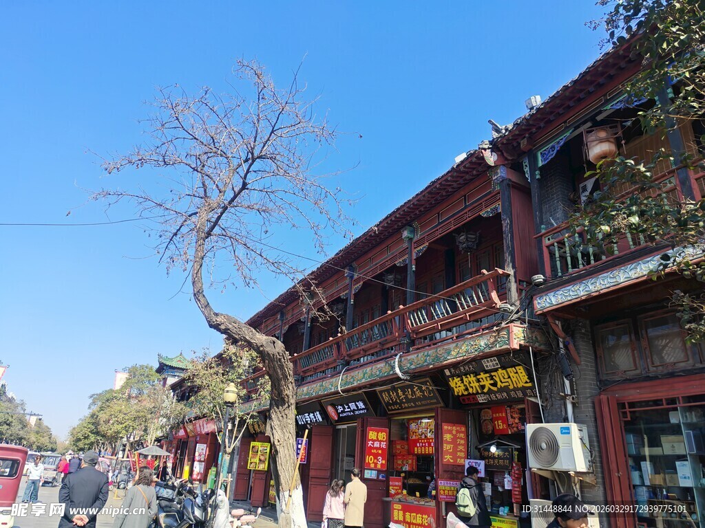 古街中式建筑热闹景象