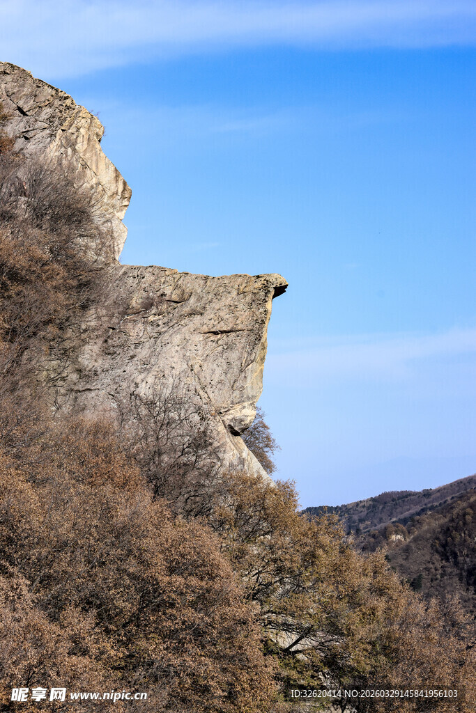 险峻山崖景色