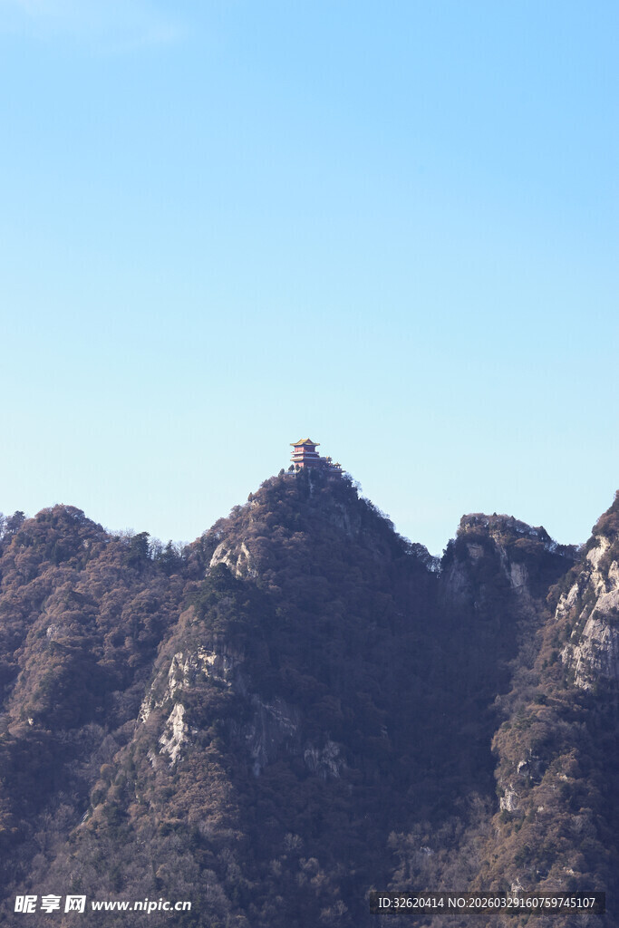 巍峨山峰