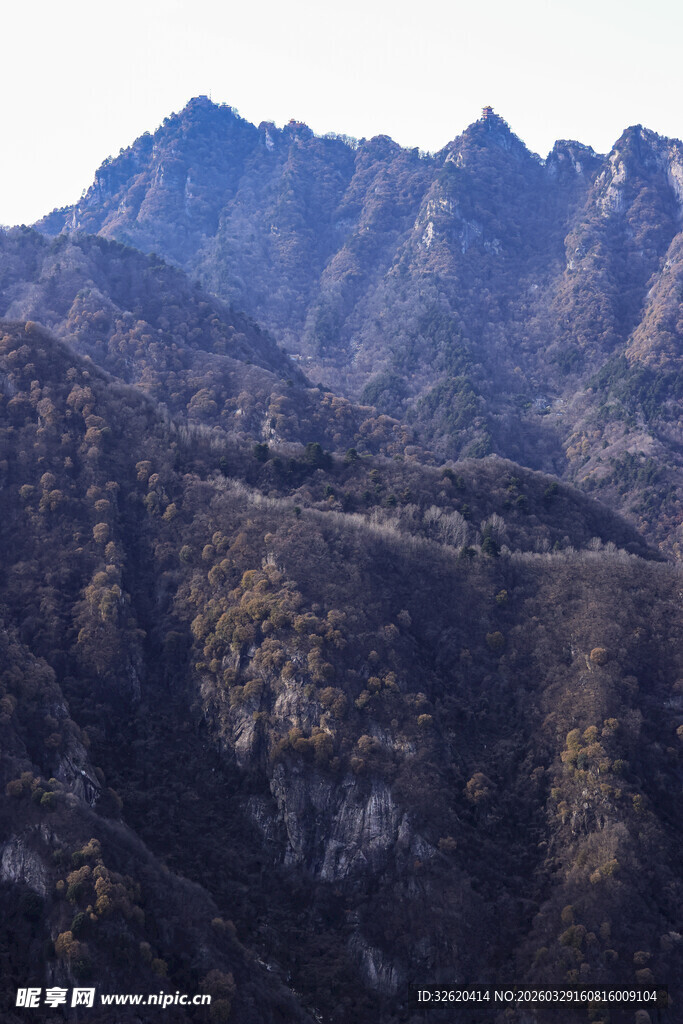 壮丽山峦景观