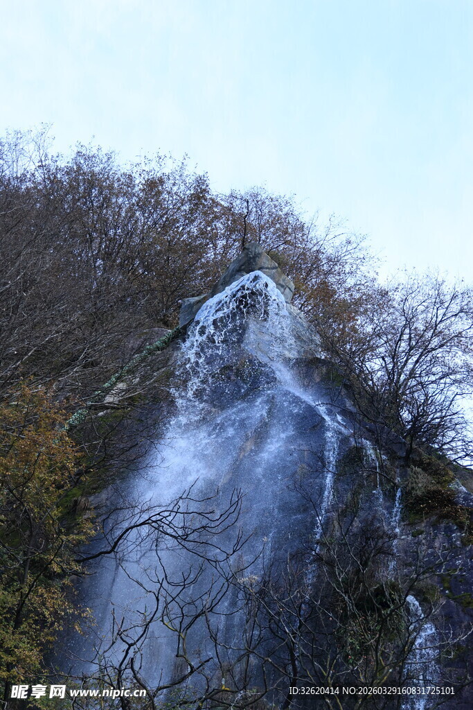 山间瀑布美景