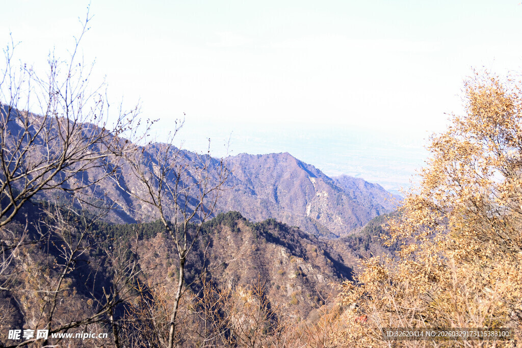 秋日山峦景色