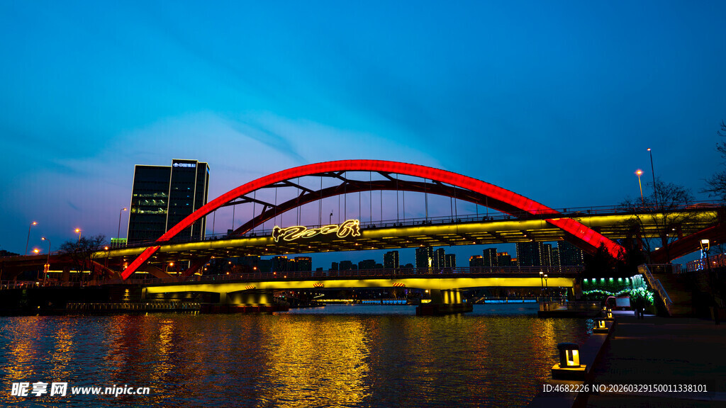 城市夜景中的绚丽拱形桥梁