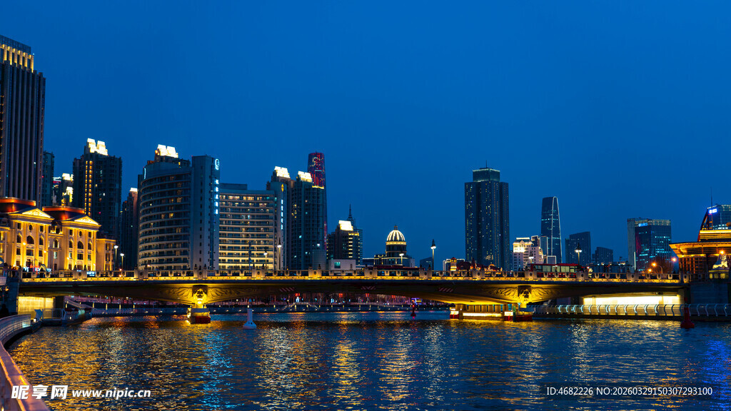 天津狮子林桥城市河畔璀璨夜景