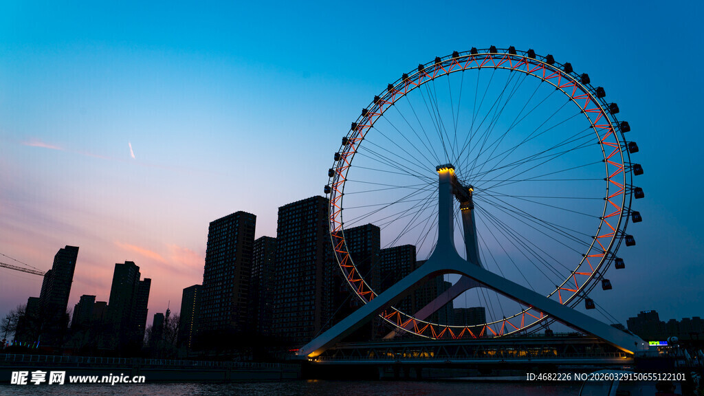 天津之眼黄昏下的城市摩天轮