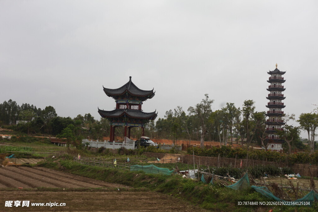 湛江古建风光 田野间的楼阁宝塔
