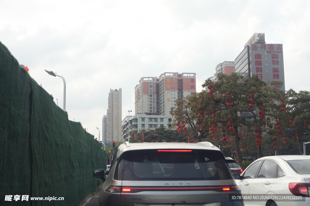 湛江城市道路上的车辆与高楼