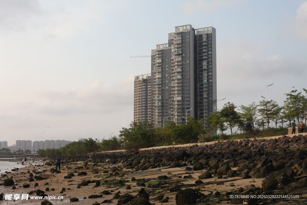 湛江河畔高楼景观