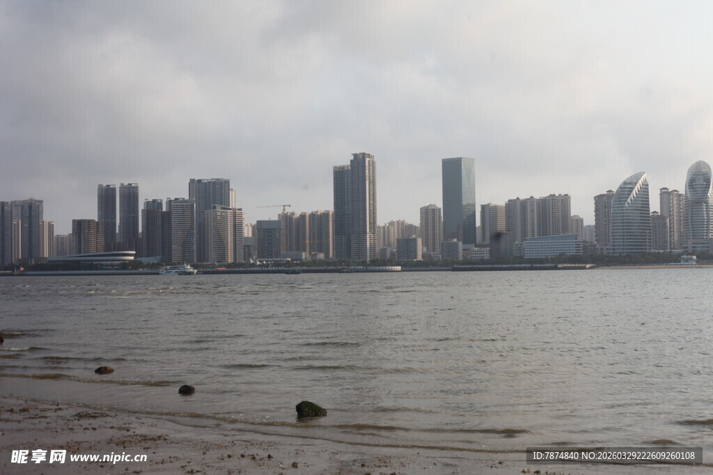湛江海滨城市高楼天际线景观