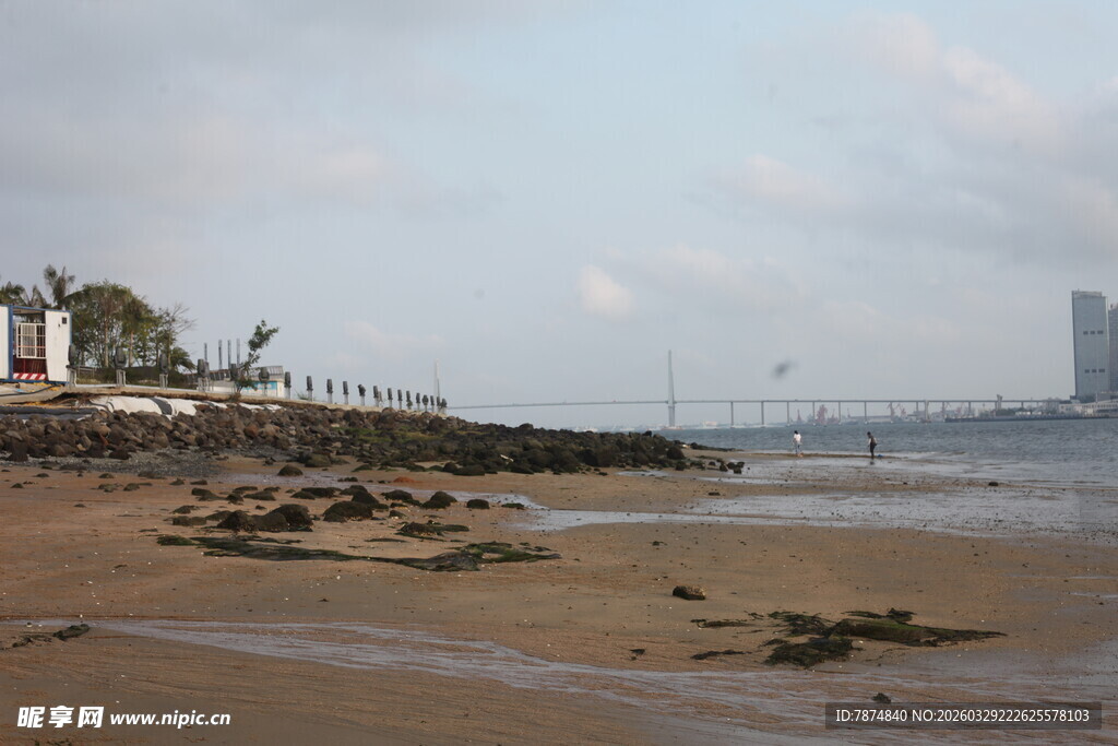 湛江海滨风光 沙滩与远处建筑