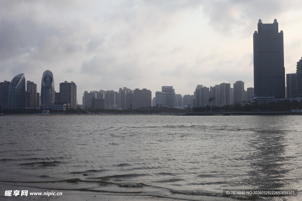 湛江江边城市天际线景观