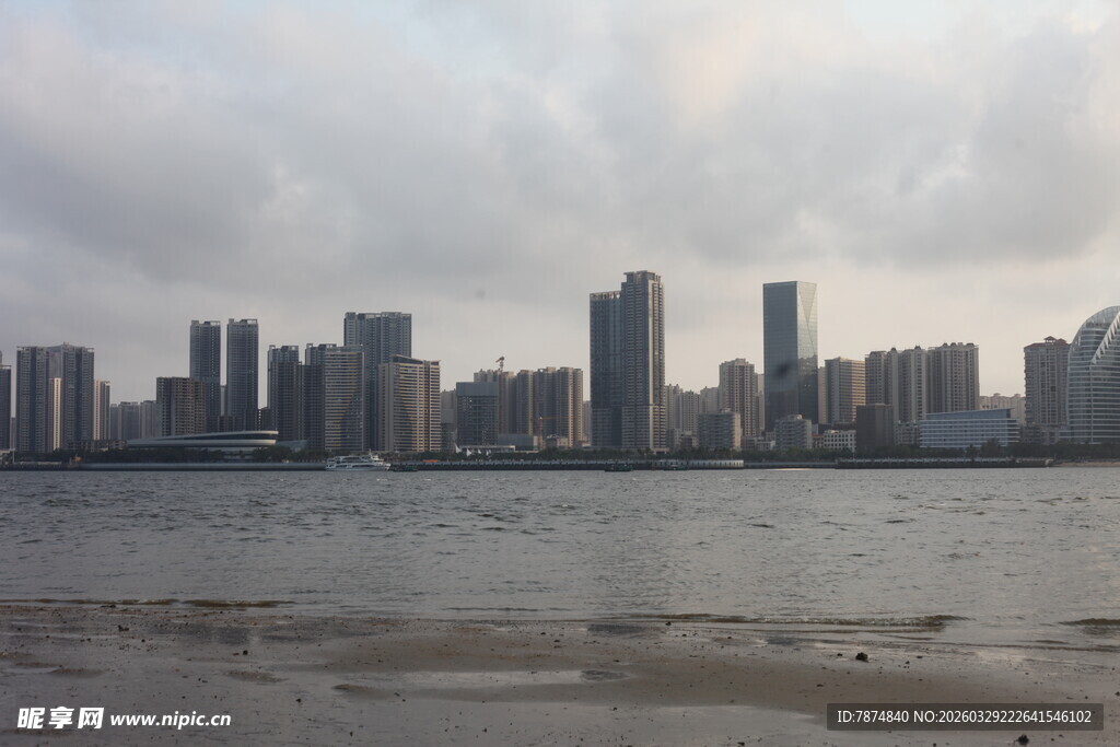 湛江城市天际线与水边景致