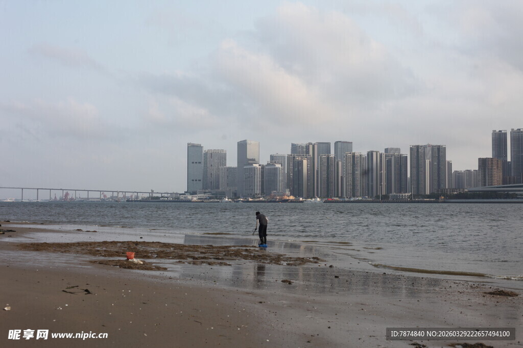 湛江海滨城市沙滩上的孤独身影