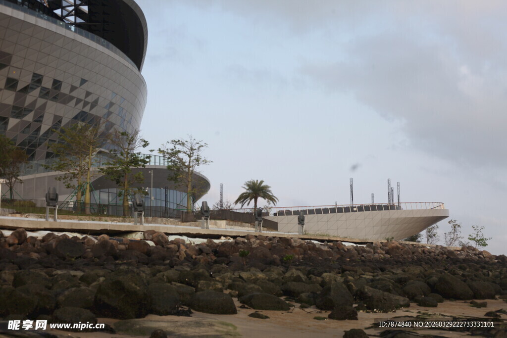 湛江海岸边的建筑与岩石景观