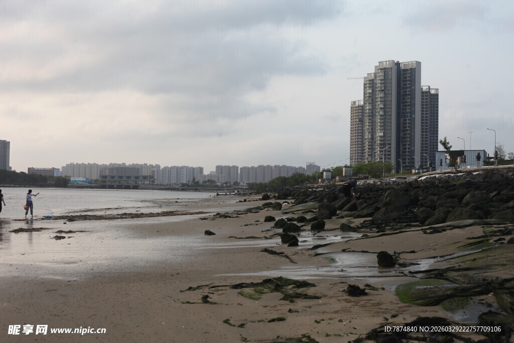 湛江海滨城市的沙滩与高楼