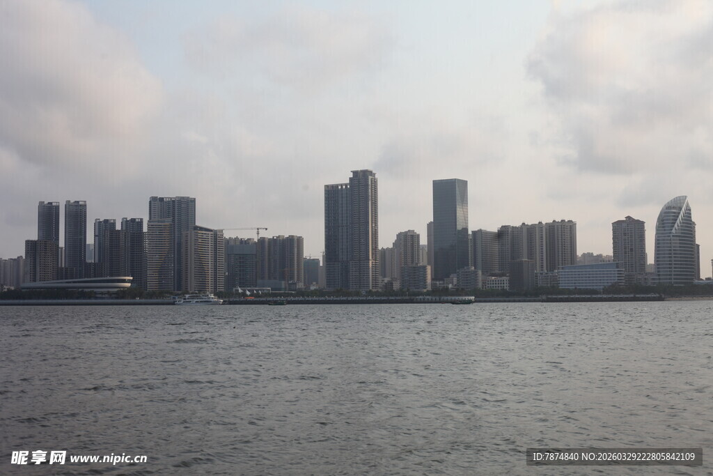 湛江城市天际线与水域景观