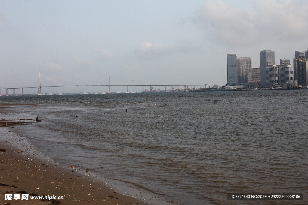 湛江海滨城市风光与跨海大桥