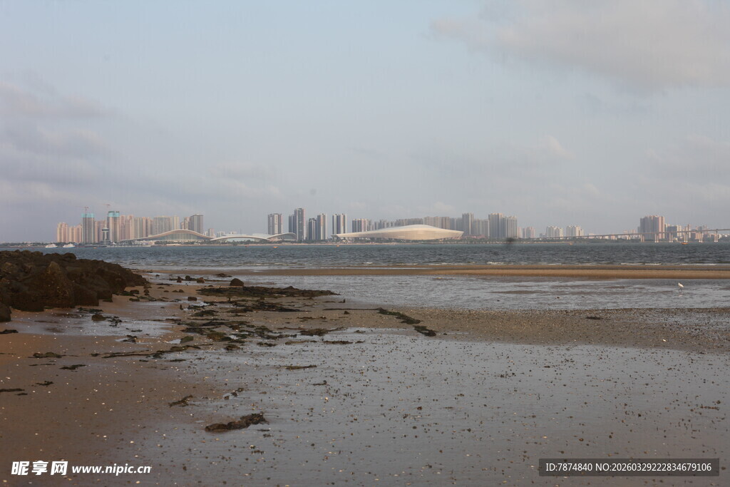 湛江黄昏下的城市海滨景象