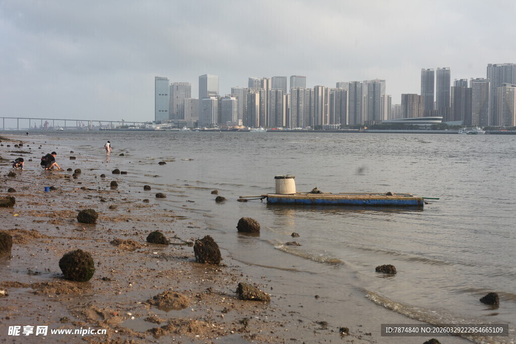 湛江江边小船与城市天际线