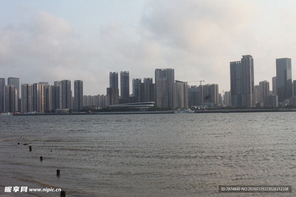 湛江城市江畔高楼景观