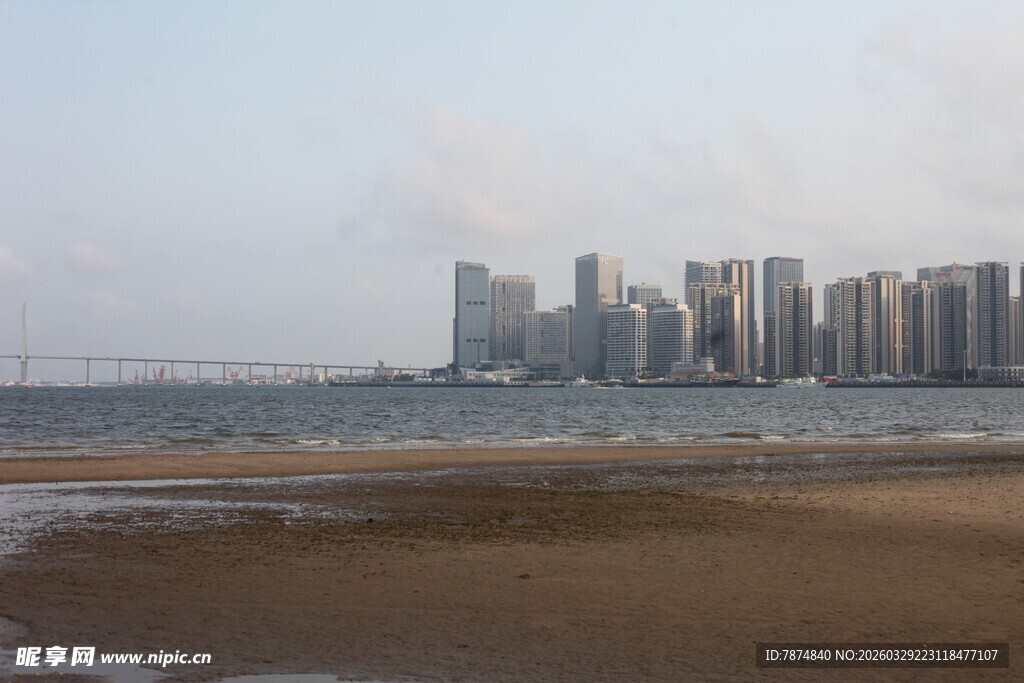 湛江海滨城市风光 高楼与沙滩