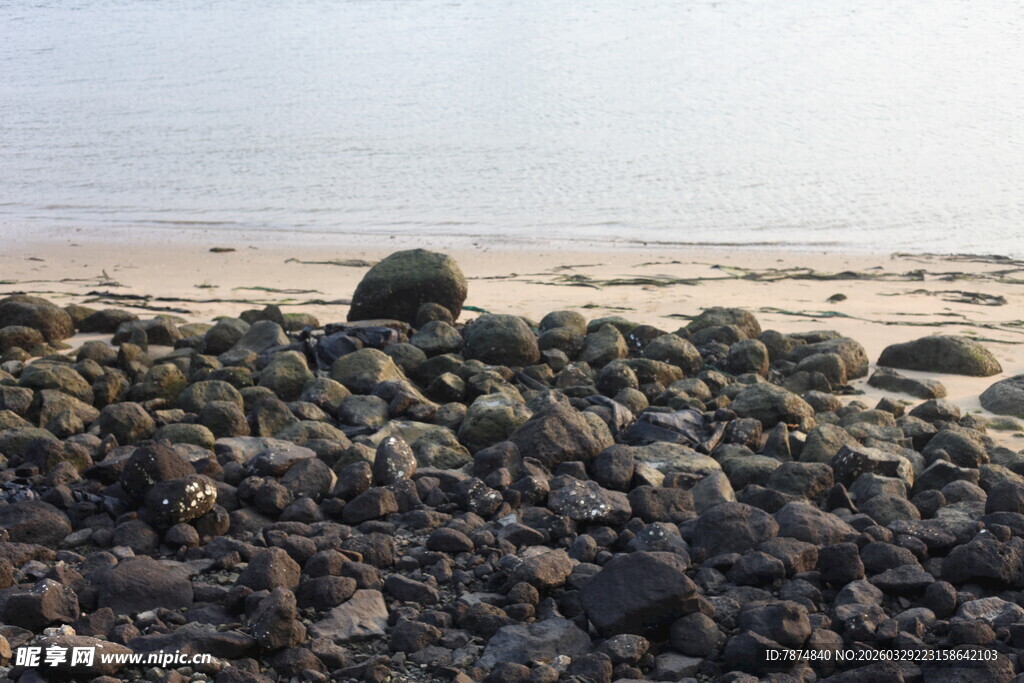 湛江海边礁石景观