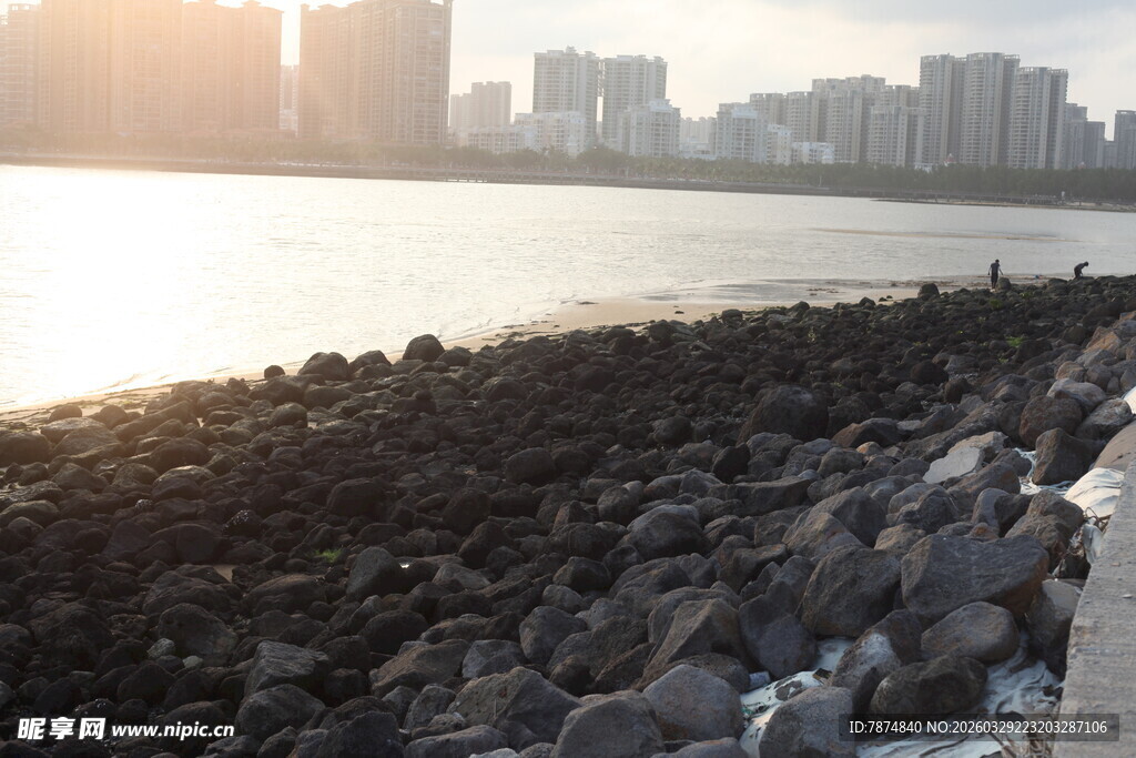 湛江海滨城市黄昏石滩景观