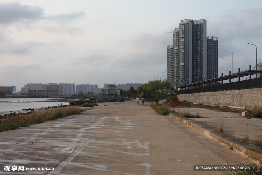 湛江城市江边的空旷步道