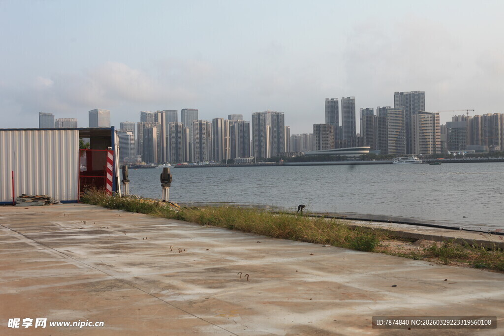 湛江江边城市风光远眺