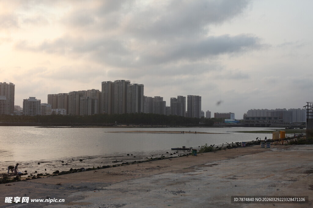 湛江河畔城市景观黄昏景象