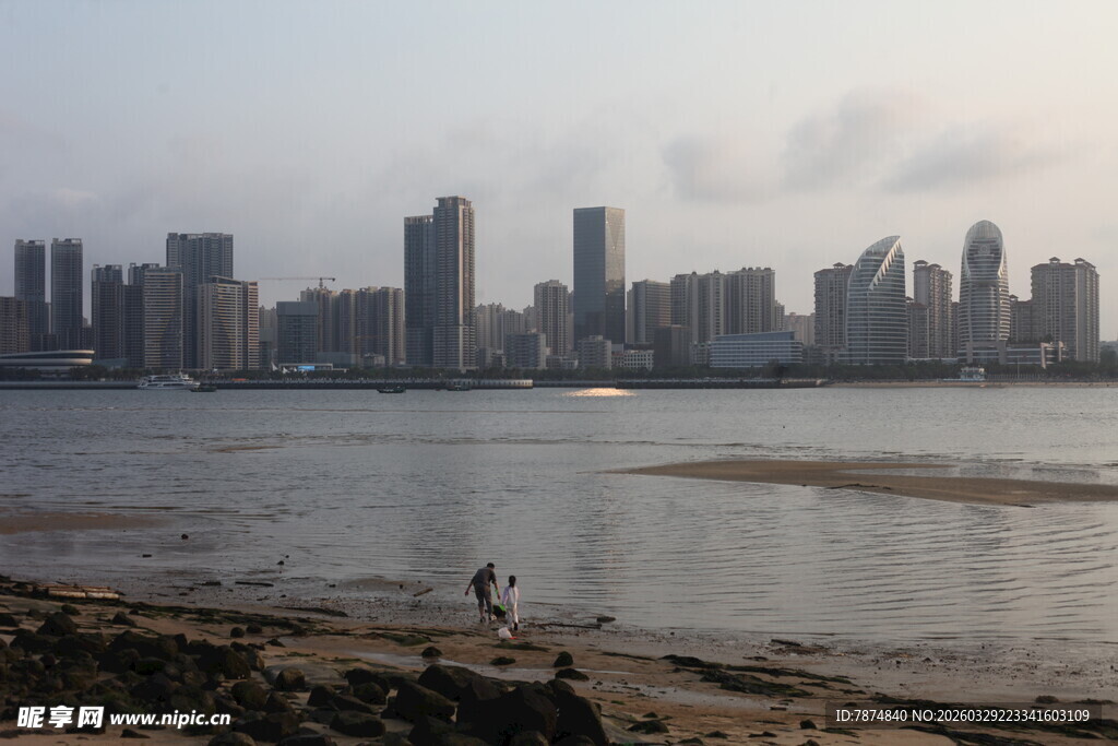 湛江江边城市景观 一人独赏