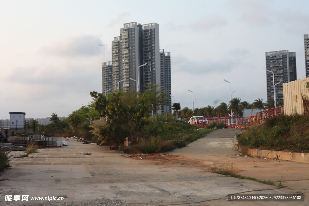湛江城郊待开发区域与高楼