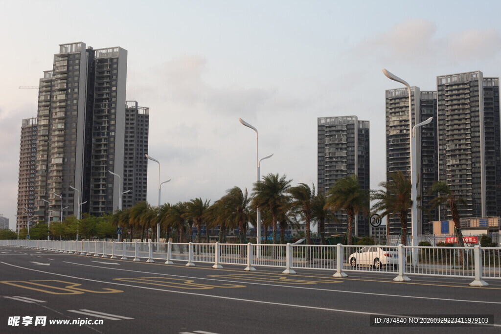 湛江城市道路旁的高楼景观