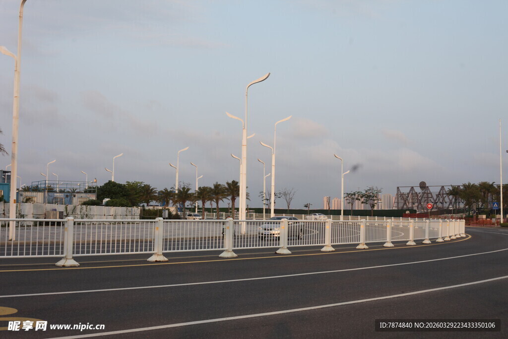 湛江空旷道路与林立路灯