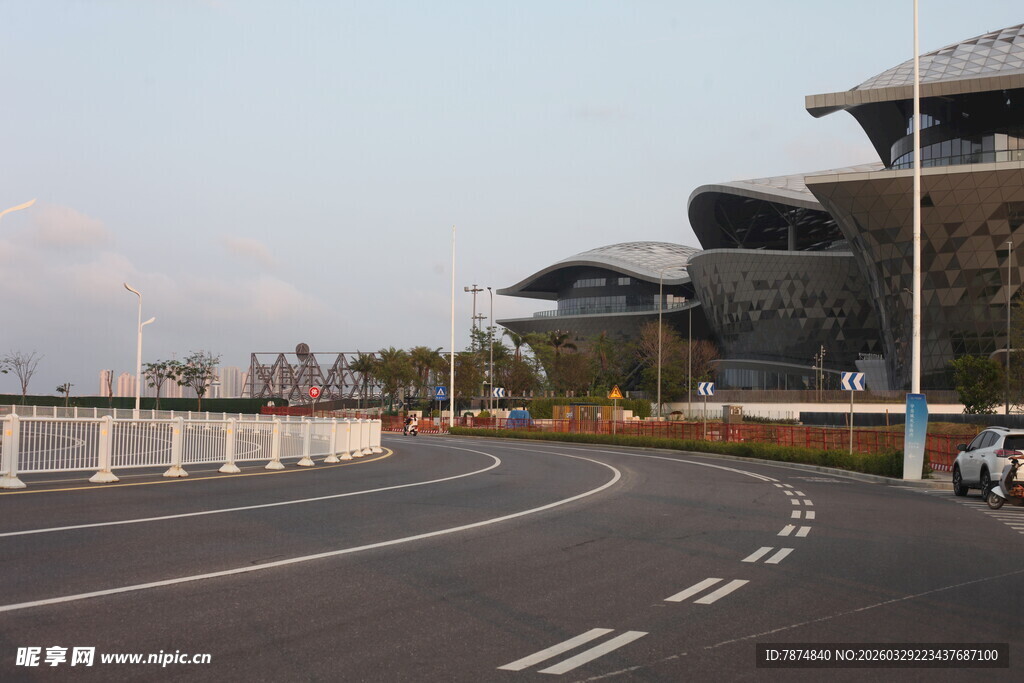 湛江现代公路旁的独特建筑