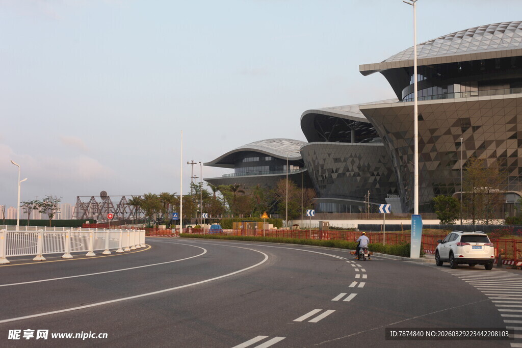 湛江城市道路旁的现代建筑