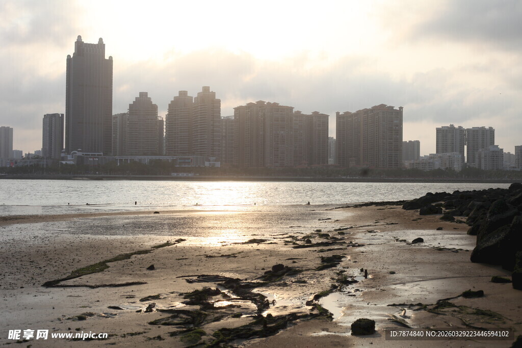 湛江夕阳下的城市海滨景致