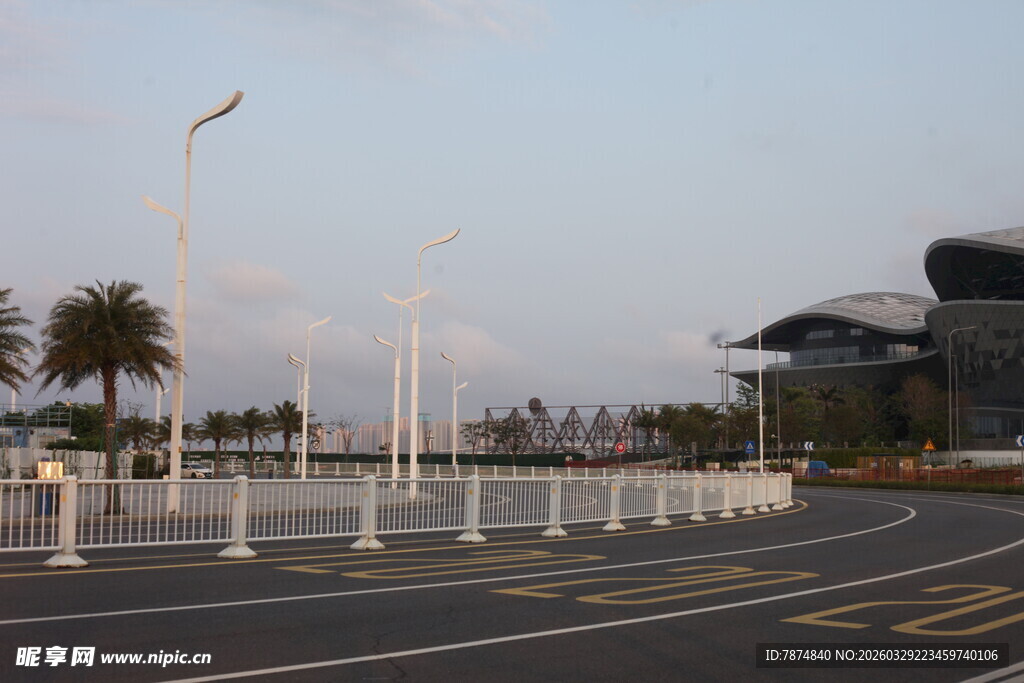 湛江城市道路旁的现代建筑景观