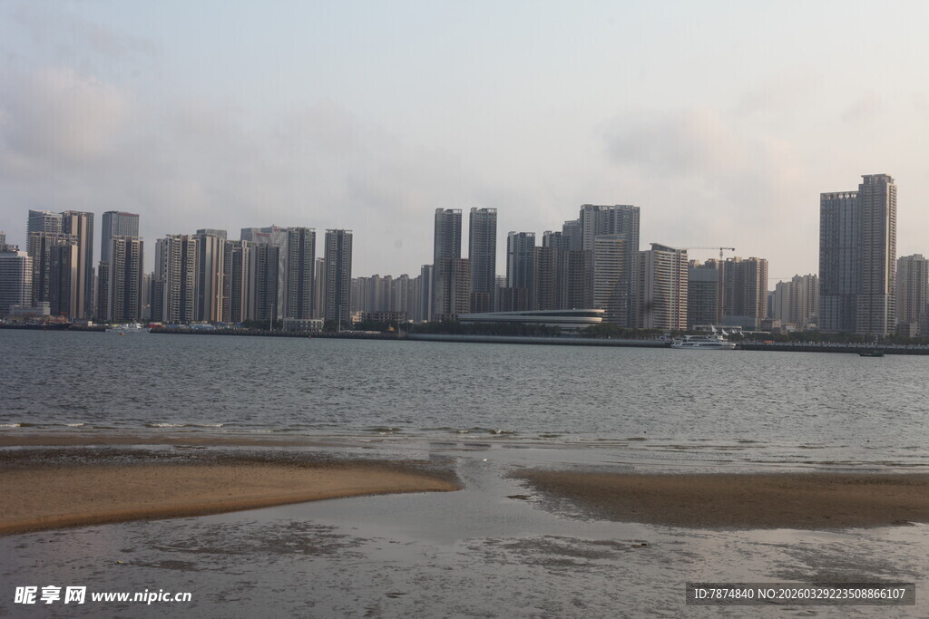 湛江江边城市建筑群景观