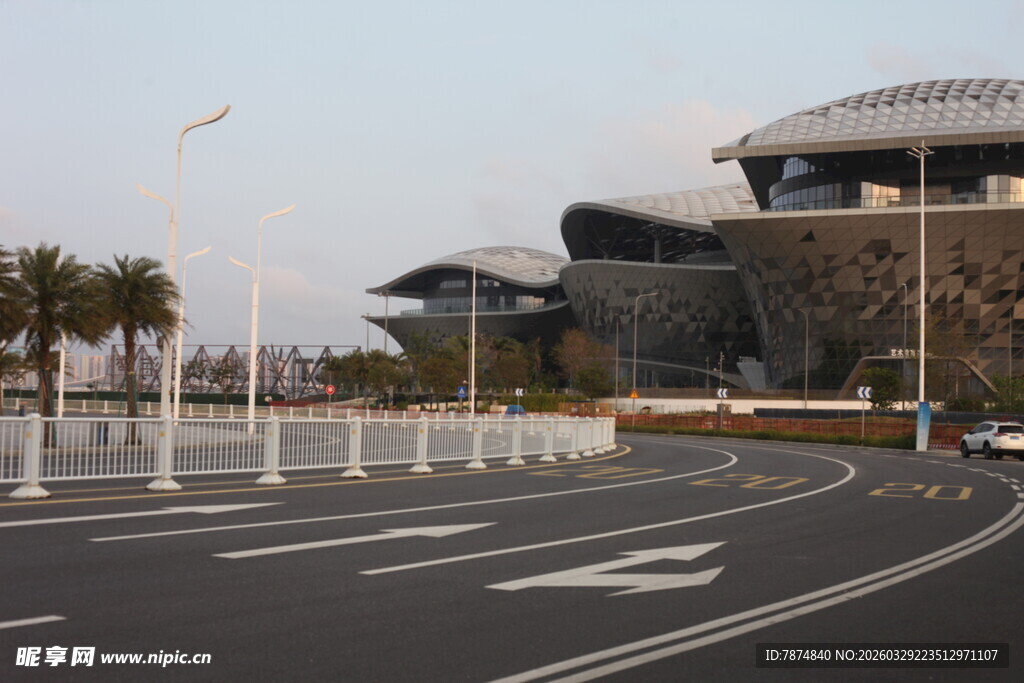 湛江现代风格建筑前的宽阔道路