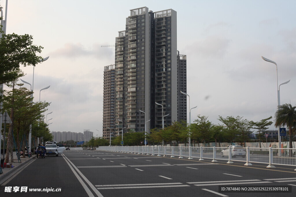 湛江城市道路旁的高层住宅楼