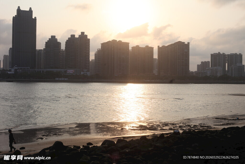 湛江夕阳下的城市江畔美景
