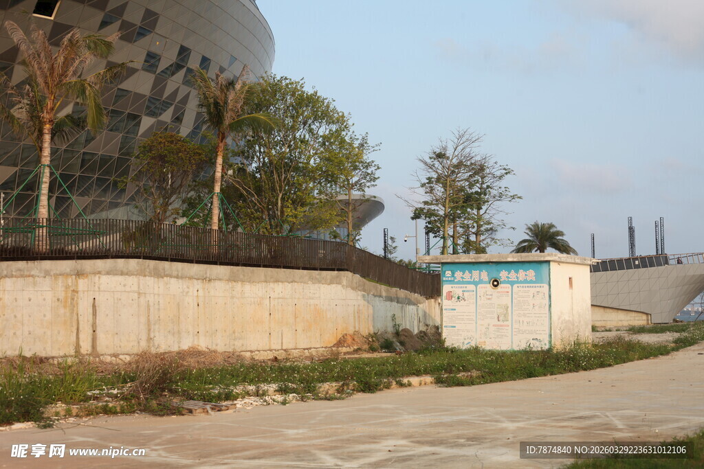 湛江户外场景中的小型建筑设施