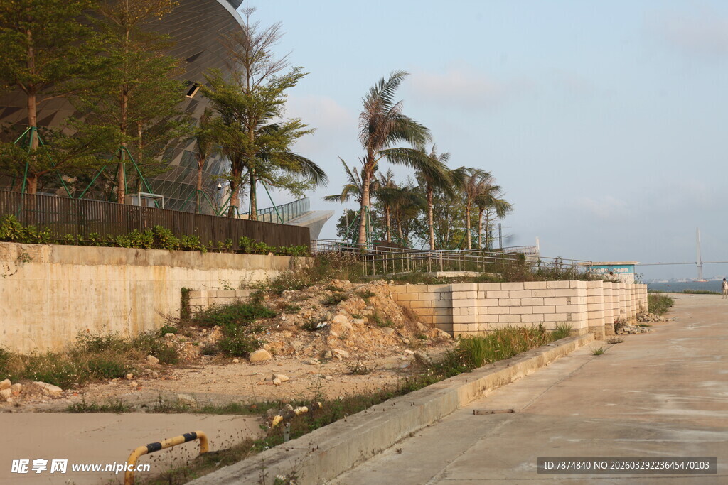 湛江海岸边的破损防护设施
