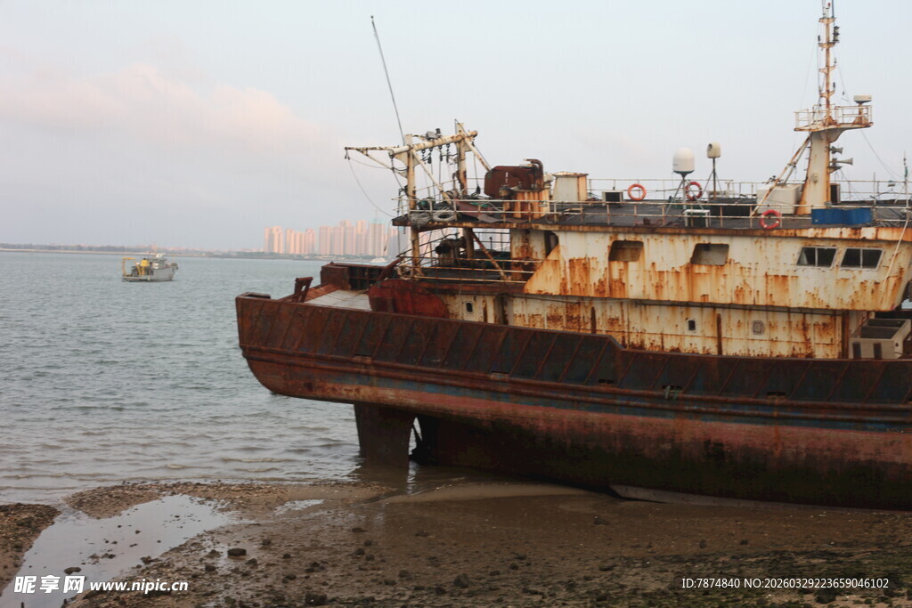 湛江岸边搁浅的老旧船只