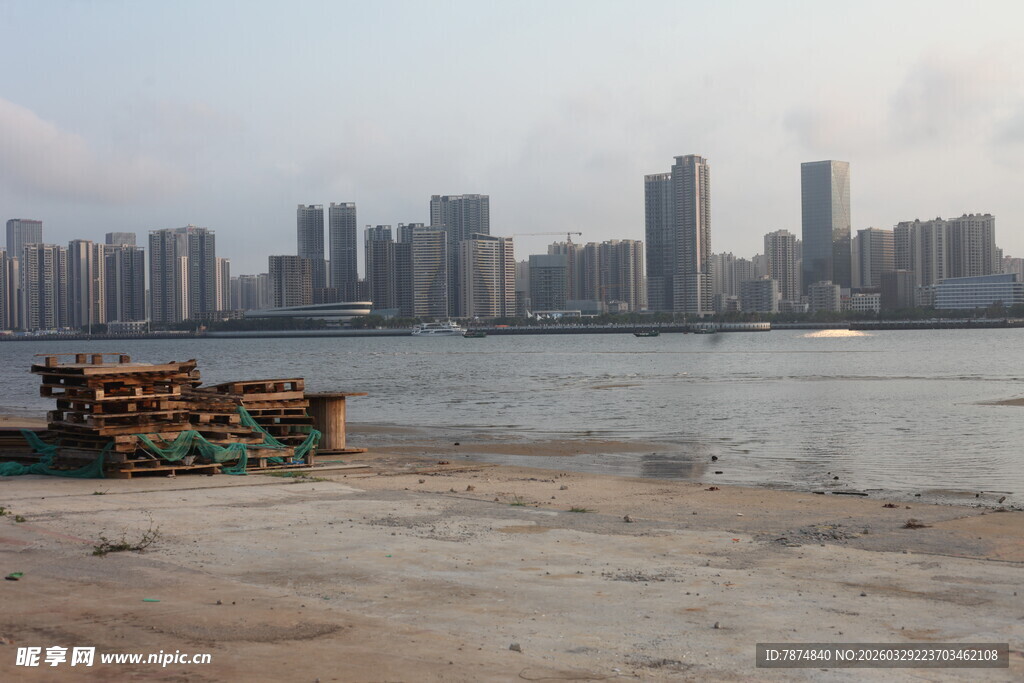 湛江江边城市风景与岸边小船