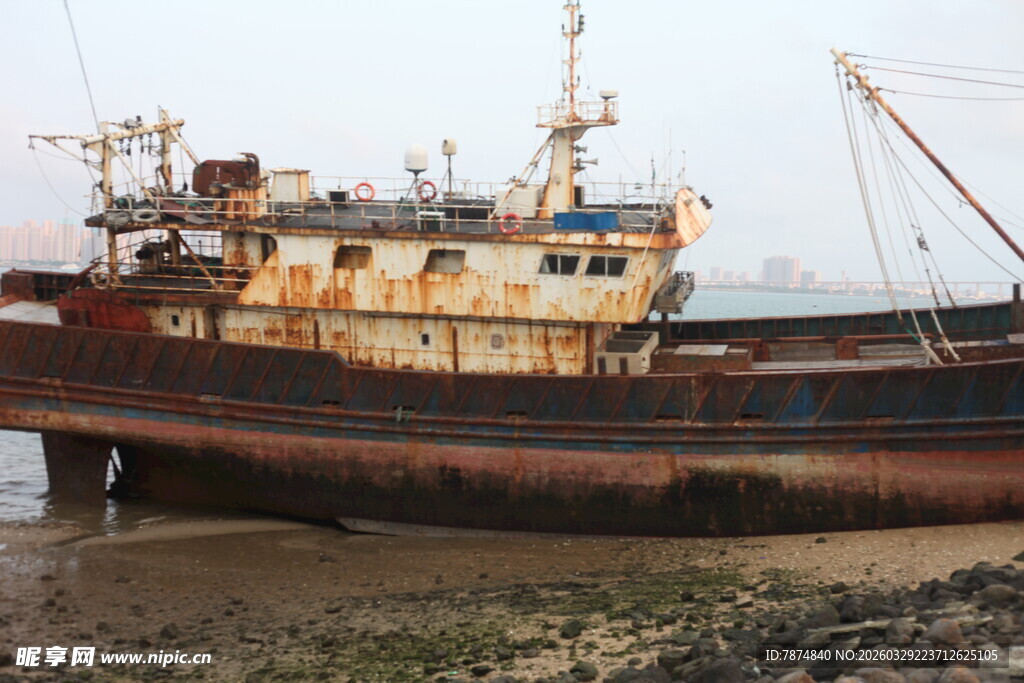 湛江搁浅的老旧船只