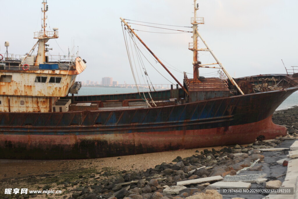 湛江搁浅旧渔船 尽显岁月痕迹